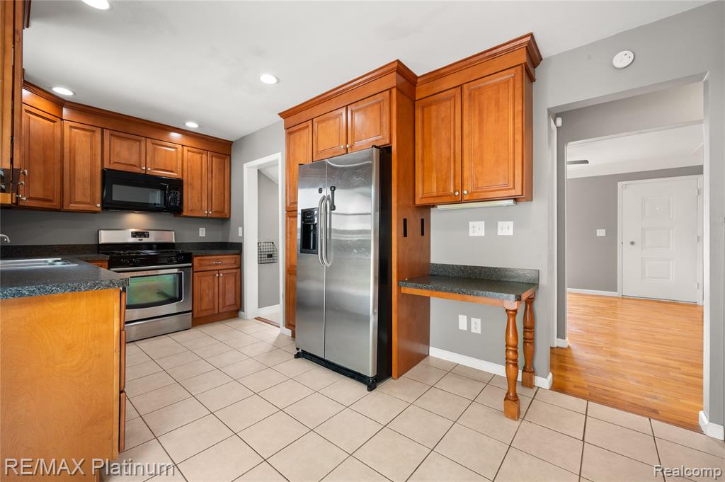 709 Elmwood Drive, Fenton, MI 48430 — Photo 14