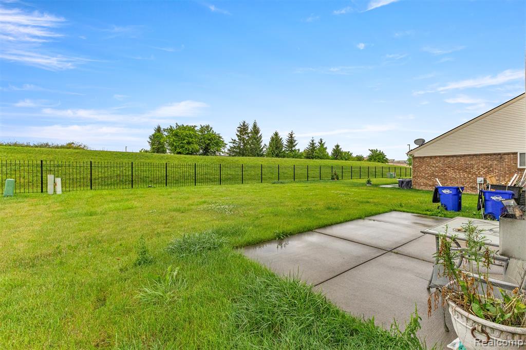 10913 Edlie Circle, Dearborn Heights, MI 48214 — Photo 39
