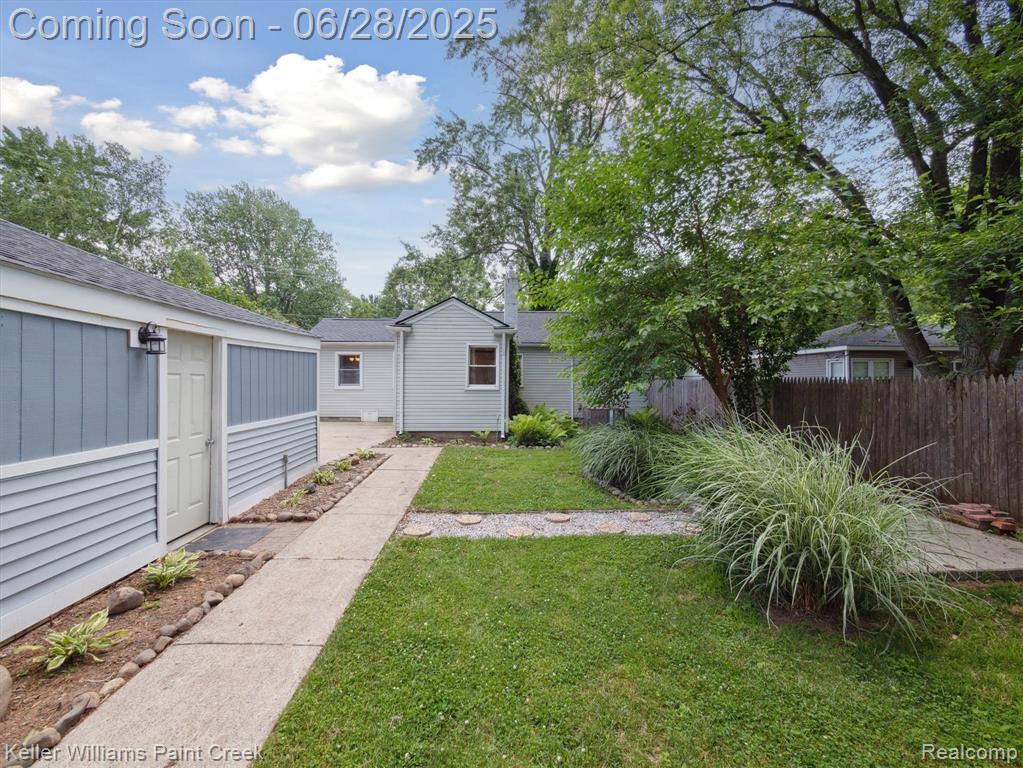 7447 Crissman Street, Utica, MI 48317 — Photo 28