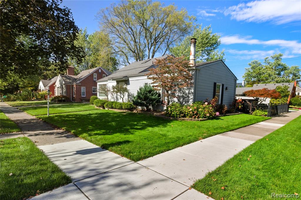 10404 Hart Avenue, Huntington Woods, MI — Photo 2