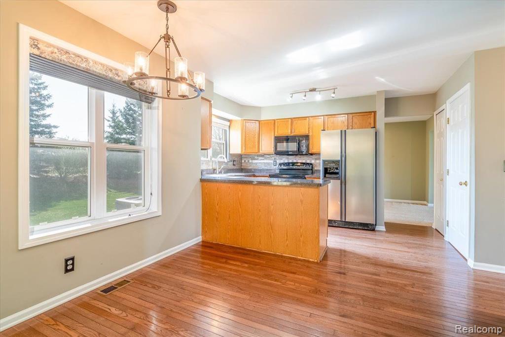 9429 MADISON Drive, Belleville, MI 48111 — Photo 10
