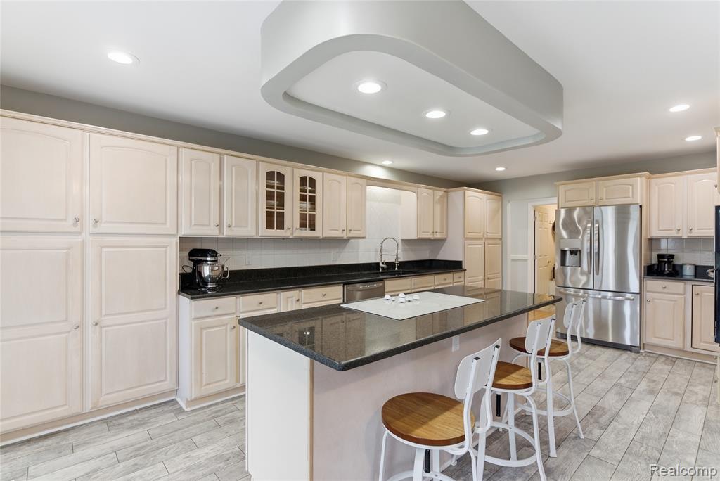 7095 Elmwood Drive, Grand Blanc, MI 48439 — Photo 18