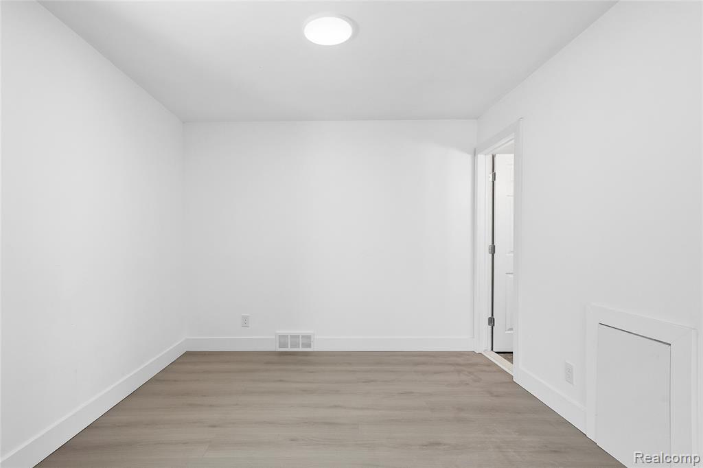 20886 Crestmont Lane, Dearborn Heights, MI 48127 — Photo 17