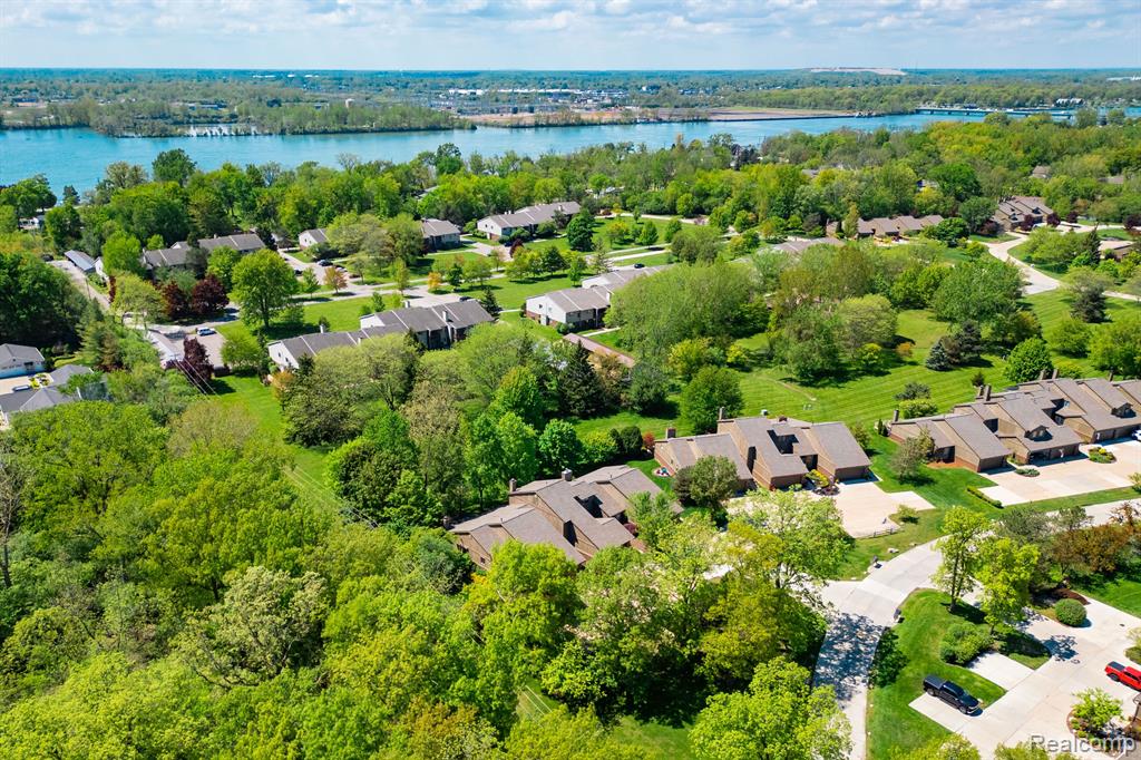9854 HAWTHORNE GLEN Drive, Grosse Ile, MI 48138 — Photo 34