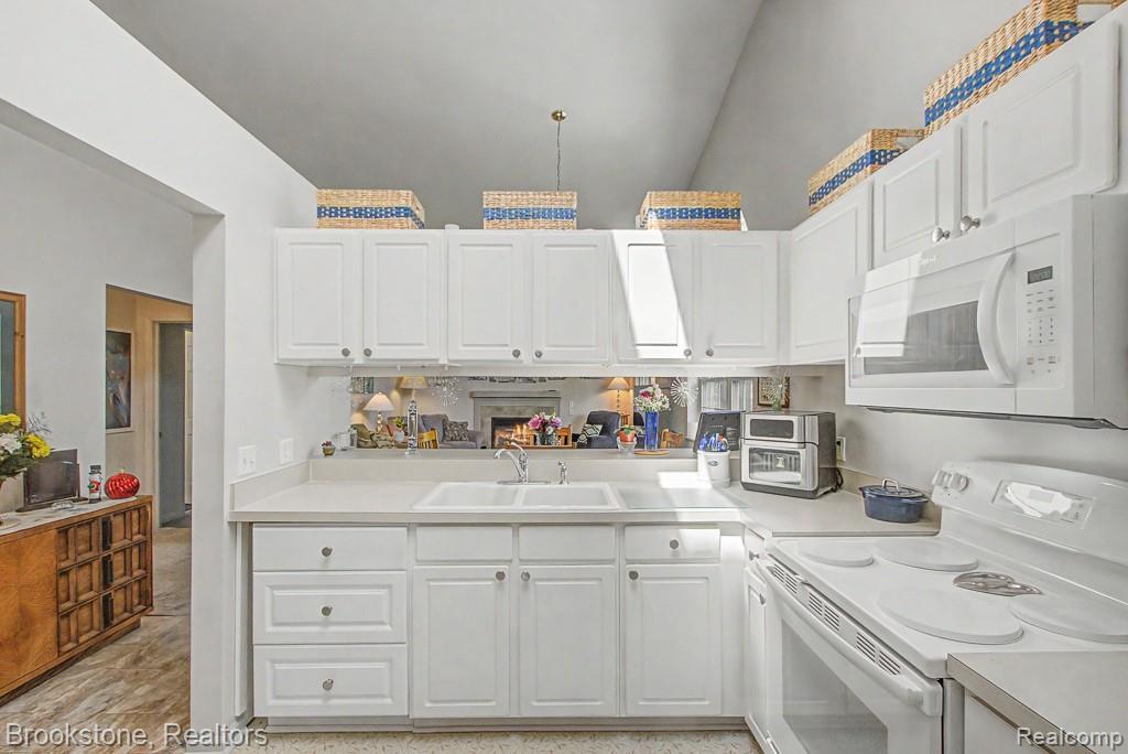 12465 Pagels Drive, 22, Grand Blanc, MI 48439 — Photo 19