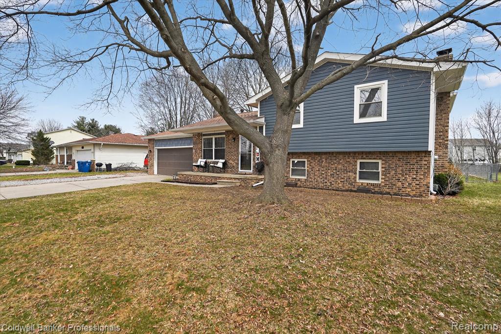 6163 King Arthur Drive, Swartz Creek, MI 48473 — Photo 2
