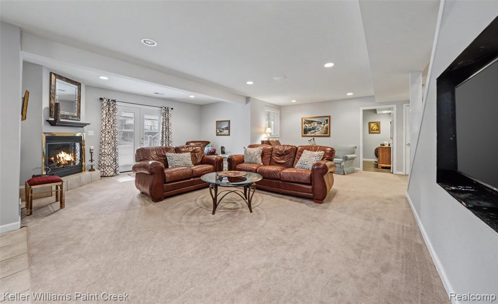 247 Glenmoor Drive S, Rochester, MI 48307 — Photo 39