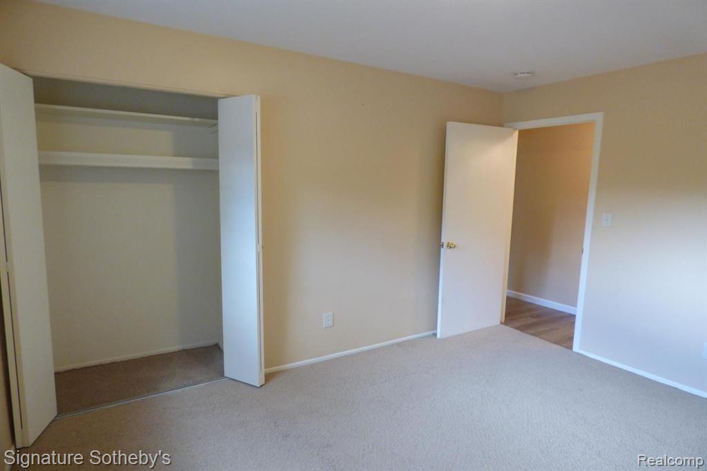640 E FOX HILLS Drive, Bloomfield Hills, MI 48304 — Photo 9