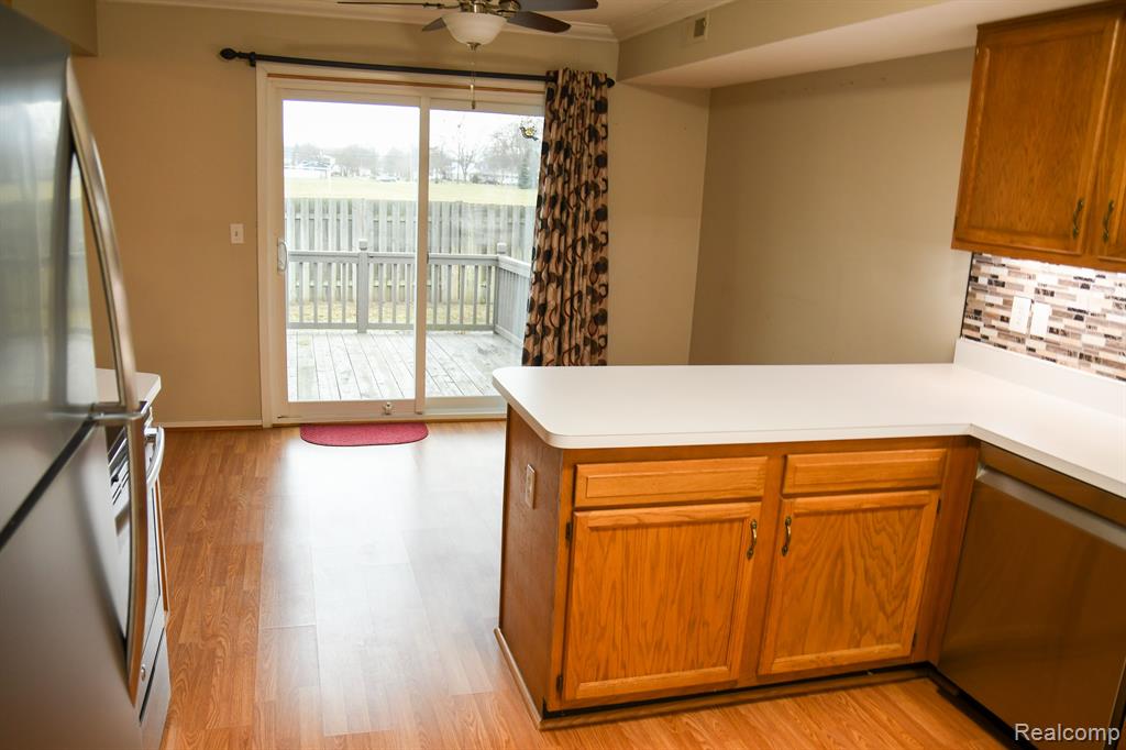 22450 SILVER CREEK Drive, Woodhaven, MI 48183 — Photo 8