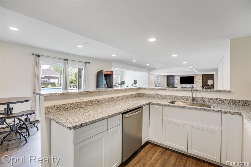 7484 HARDWOOD Circle, Canton, MI 48187 — Photo 47