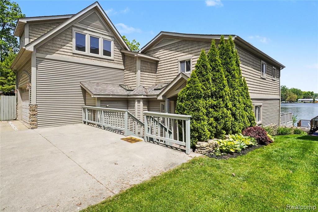 8390 Peninsular Drive, Fenton, MI 48430 — front exterior