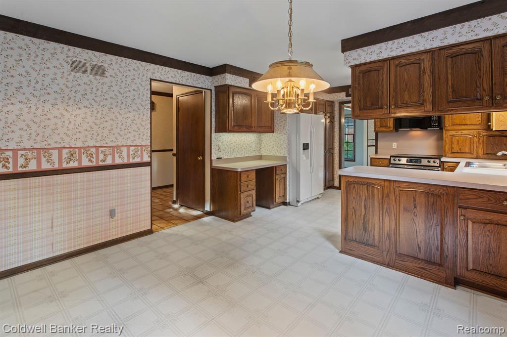 16235 WINCHESTER Drive, Northville, MI 48168 — Photo 23