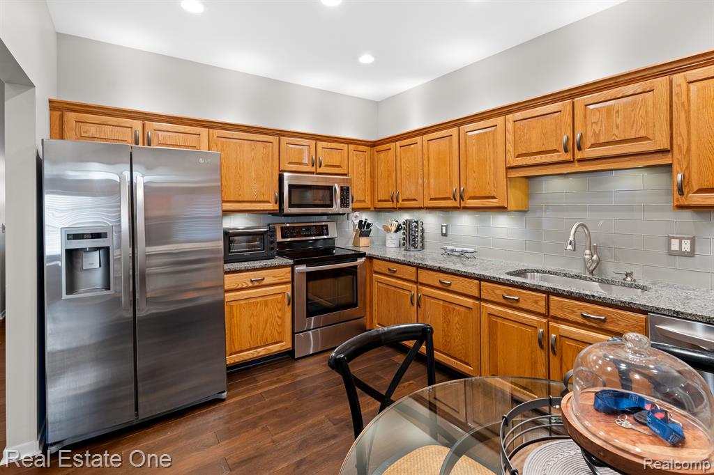 41694 MAGNOLIA Court, Novi, MI 48377 — Photo 4