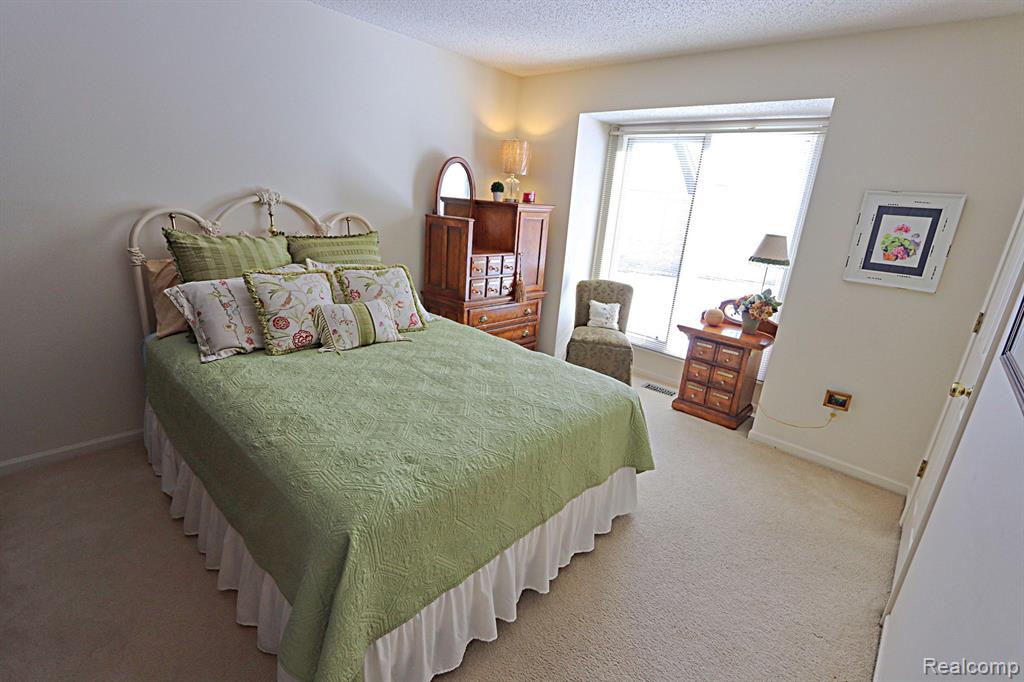 35053 KNOLLWOOD Lane, Farmington Hills, MI 48335 — Photo 40