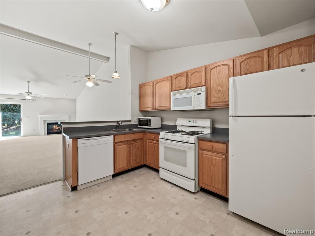 41168 BERMUDA Drive, Sterling Heights, MI 48314 — Photo 10