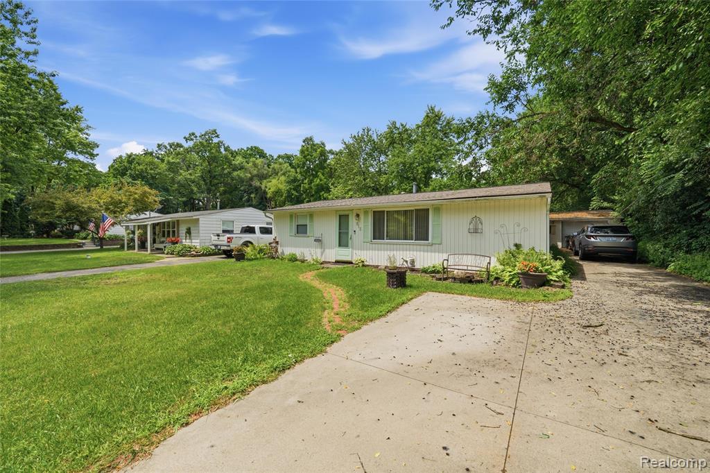 918 Pine Tree Road, Lake Orion, MI 48362