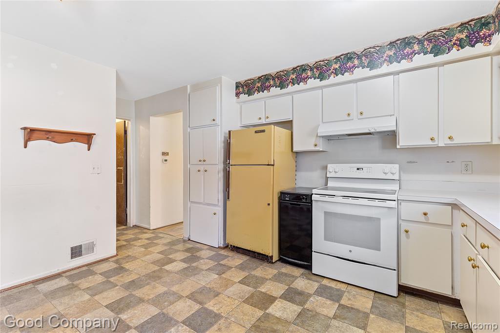 22048 Hampton Court, Woodhaven, MI 48183 — Photo 9