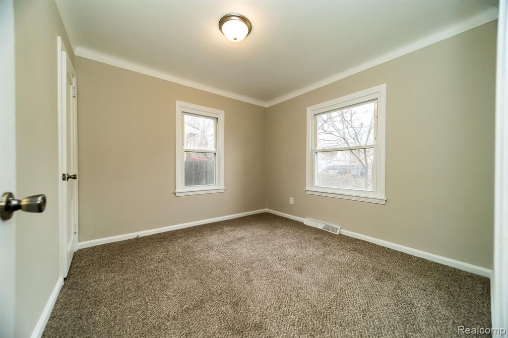634 W HARWOOD Avenue, Madison Heights, MI 48071 — Photo 20