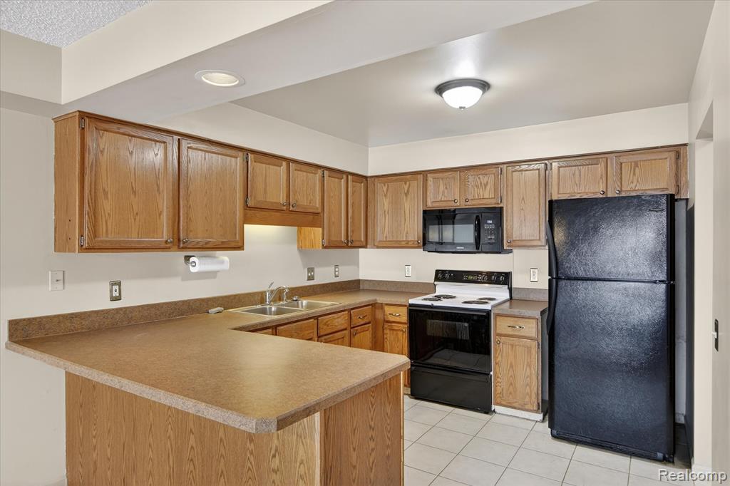 4364 S Meadow Drive, Waterford, MI 48329 — Photo 10