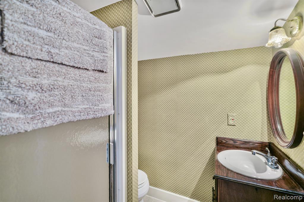 4304 Lapeer Road, Burton, MI 48509 — Photo 30