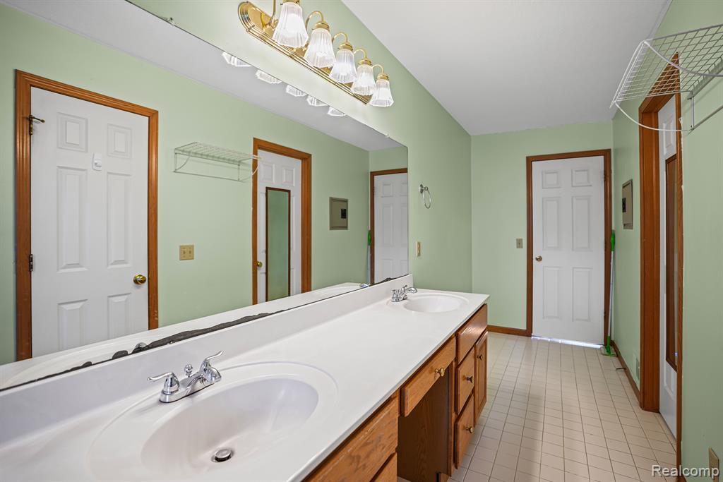 564 CHASSEUR Drive, Grand Blanc, MI 48439 — Photo 36
