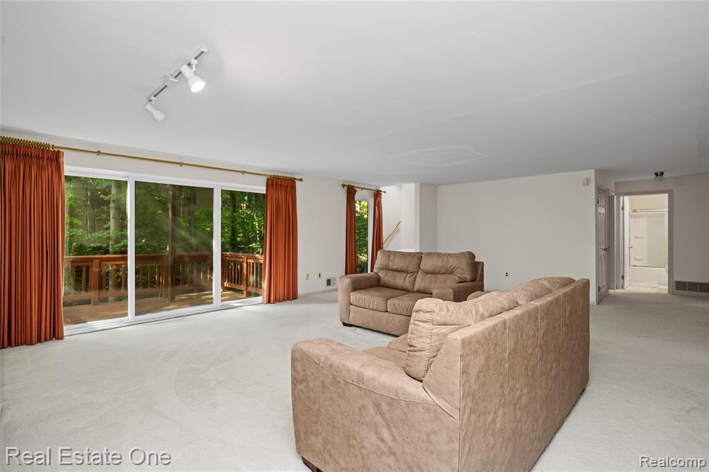 7332 Meadowridge Circle, West Bloomfield, MI — Photo 28