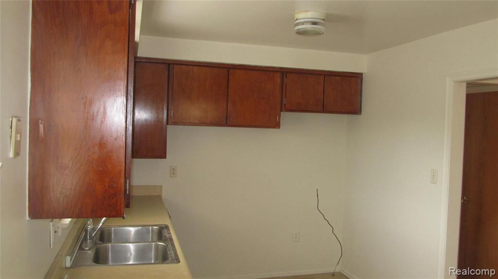 5652 WESTPOINT Street, Dearborn Heights, MI 48125 — Photo 6