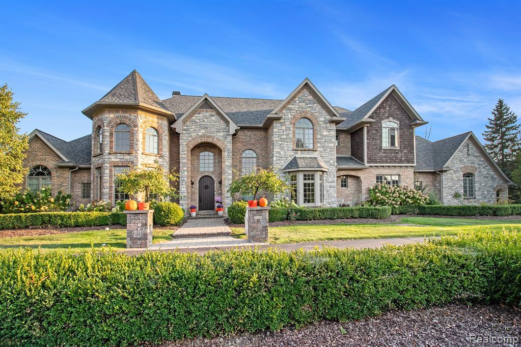 8301 Misty, Grand Blanc, MI 48439 — front exterior