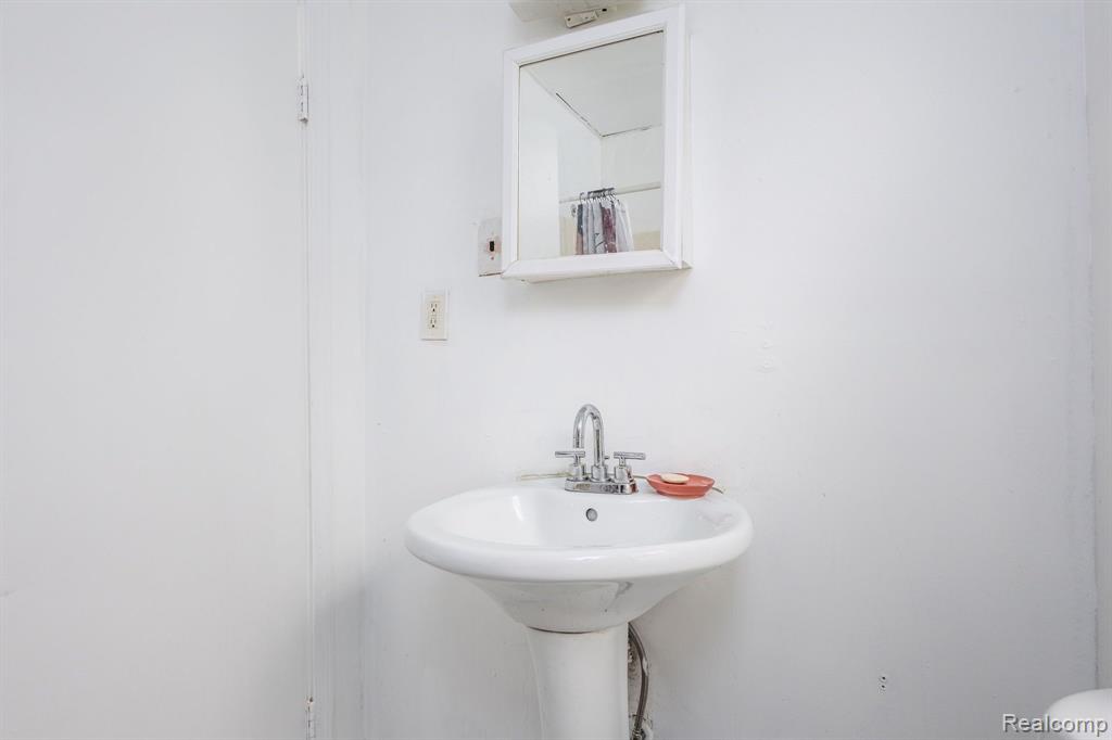 7881 NIGHTINGALE Street, Dearborn Heights, MI 48127 — Photo 16