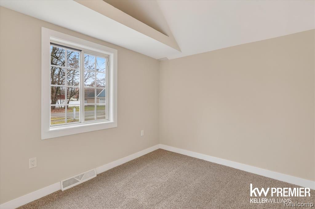 5658 Crescent Road, Waterford, MI 48327 — Photo 10