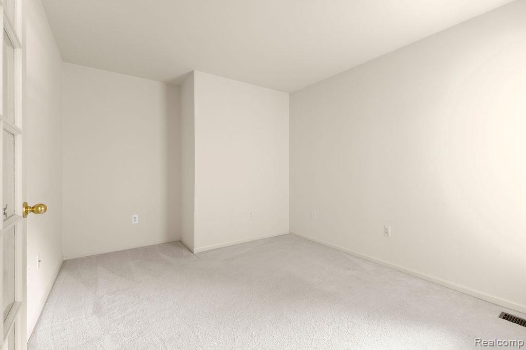 43120 Creek Court, 81, Clinton Twp, MI 48038 — Photo 6