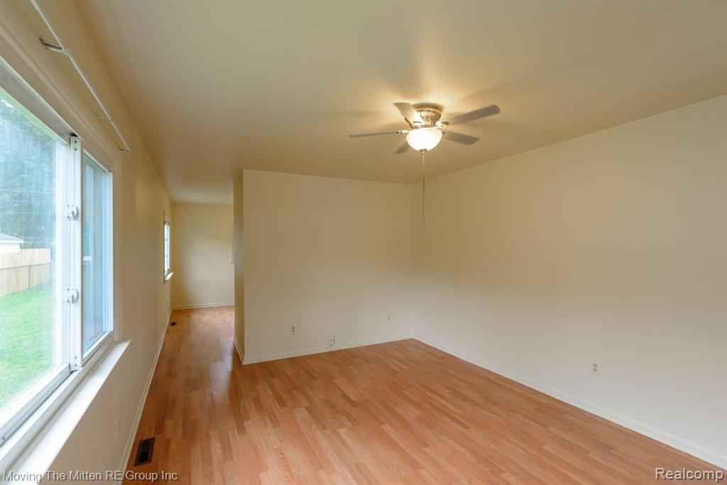 560 GREENLAWN Street, Ypsilanti, MI 48198 — Photo 6