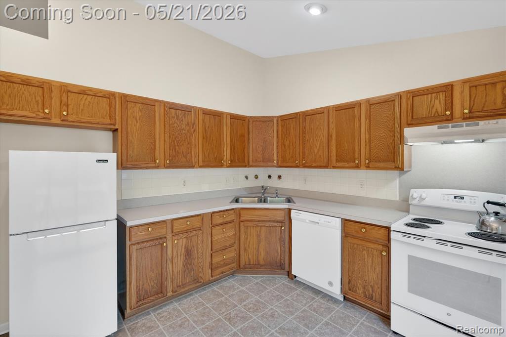 1607 Cedarwood Drive, Flushing, MI 48433 — Photo 10