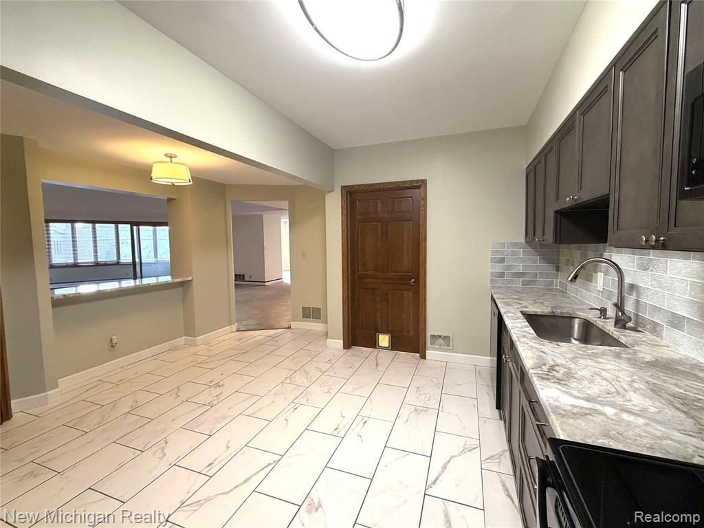43000 12 Oaks Crescent Drive, 2033, Novi, MI 48377 — Photo 12