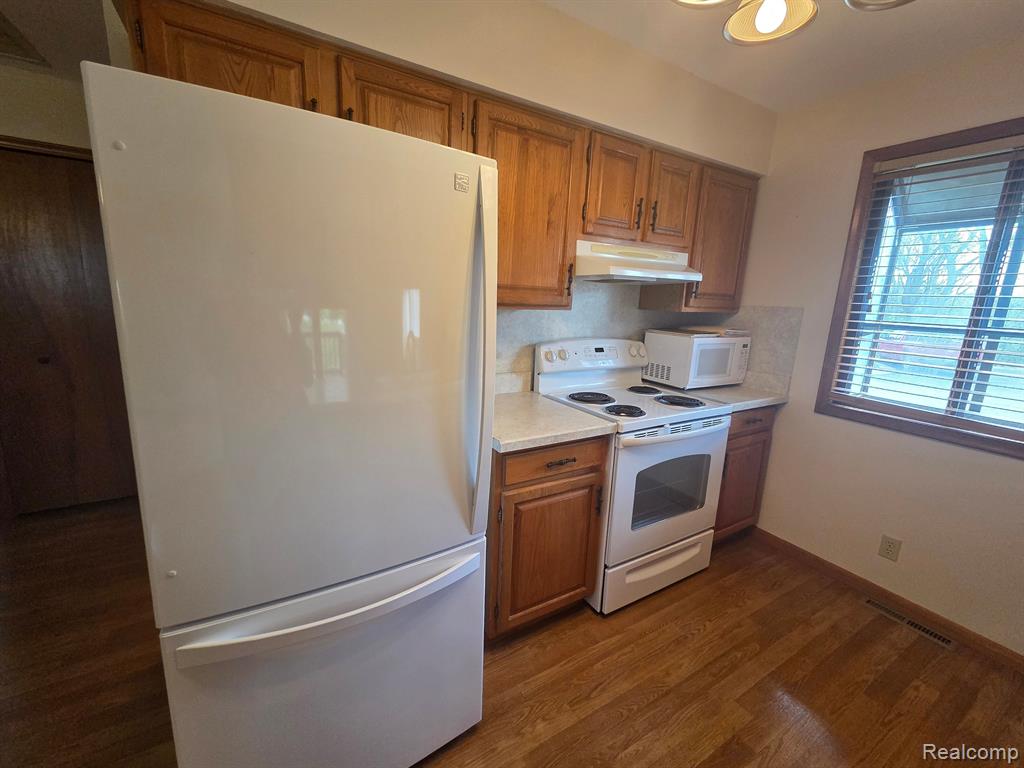 560 OAKBROOK Circle, Flushing, MI 48433 — Photo 4