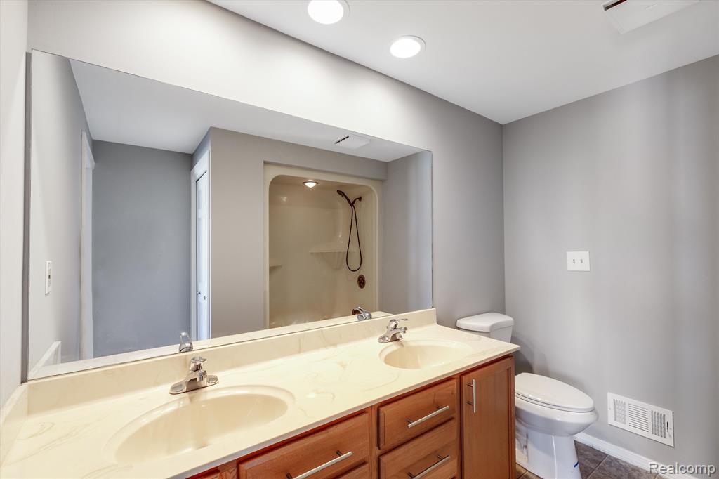 43000 12 OAKS CRESCENT Drive, 3022, Novi, MI 48377 — Photo 17