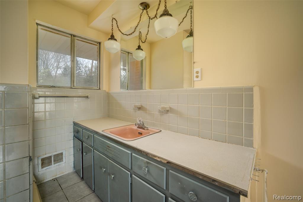 6886 E Nashway, West Bloomfield, MI — Photo 17