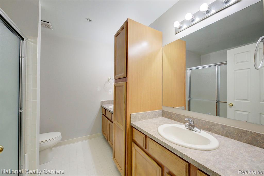 6104 JASMINE Drive, Walled Lake, MI 48390 — Photo 24