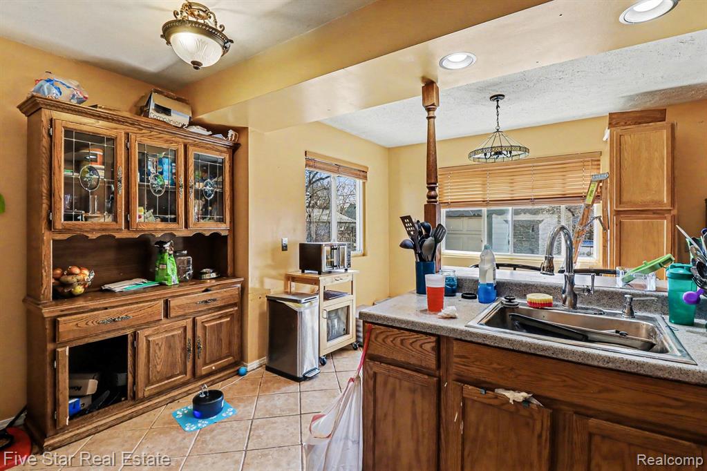 24691 Colgate Street, Dearborn Heights, MI 48125 — Photo 8