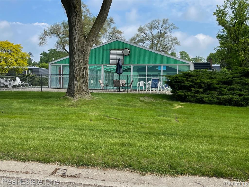 1864 COLONIAL VILLAGE Way, 2, Waterford, MI 48328 — Photo 15