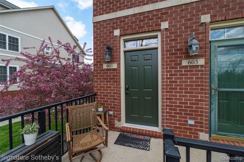 601 Village Lane, Milford, MI 48381 — Photo 2