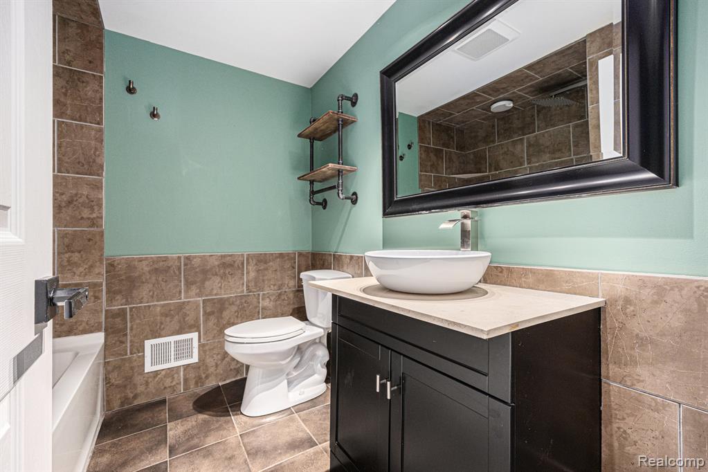 46009 Donahue Avenue, Macomb, MI 48044 — Photo 17