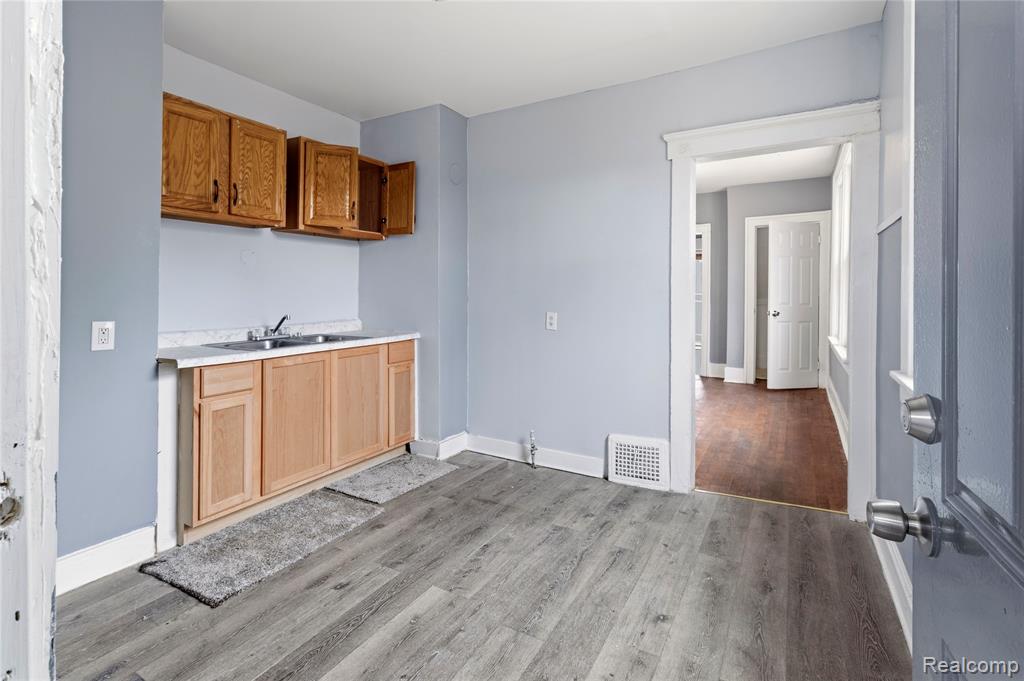 471 Kitchener Street, Detroit, MI 48215 — Photo 9