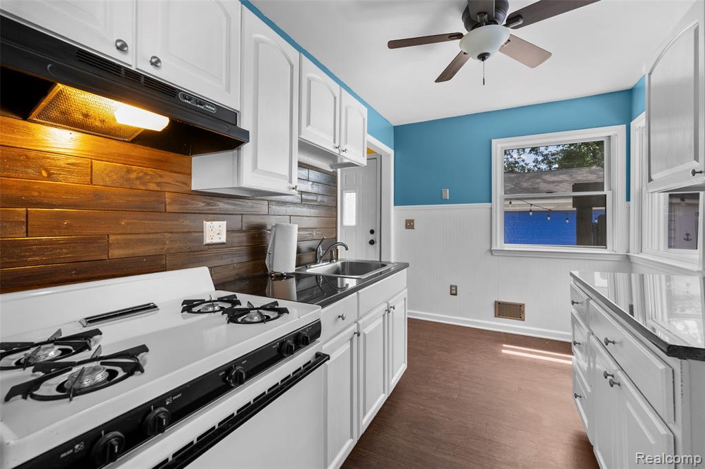 536 E Barrett Avenue, Madison Heights, MI 48071 — Photo 13
