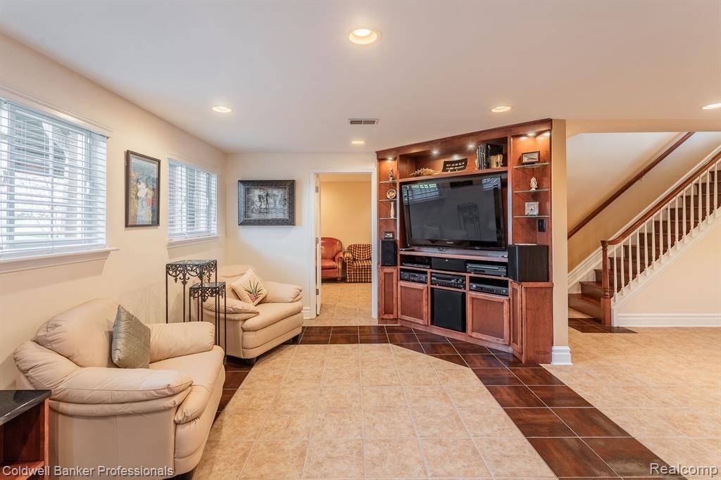 26270 VALHALLA Drive, Farmington Hills, MI 48331 — Photo 32
