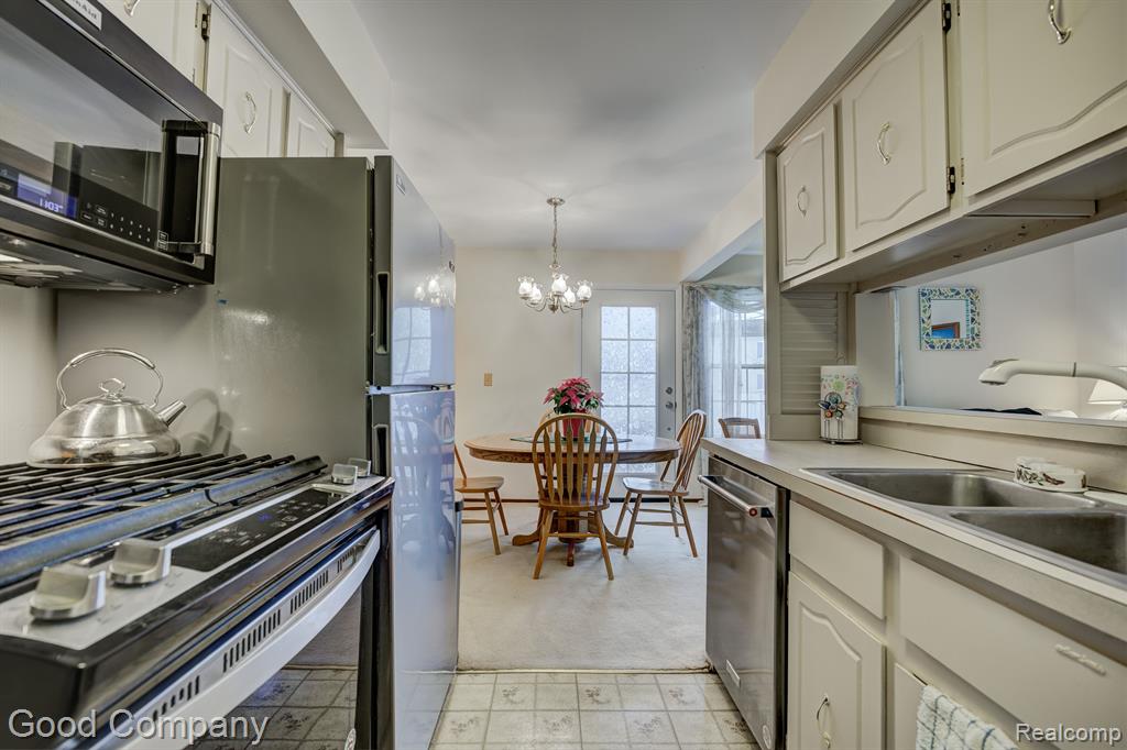 21208 E GLEN HAVEN Circle, Northville, MI 48167 — Photo 17