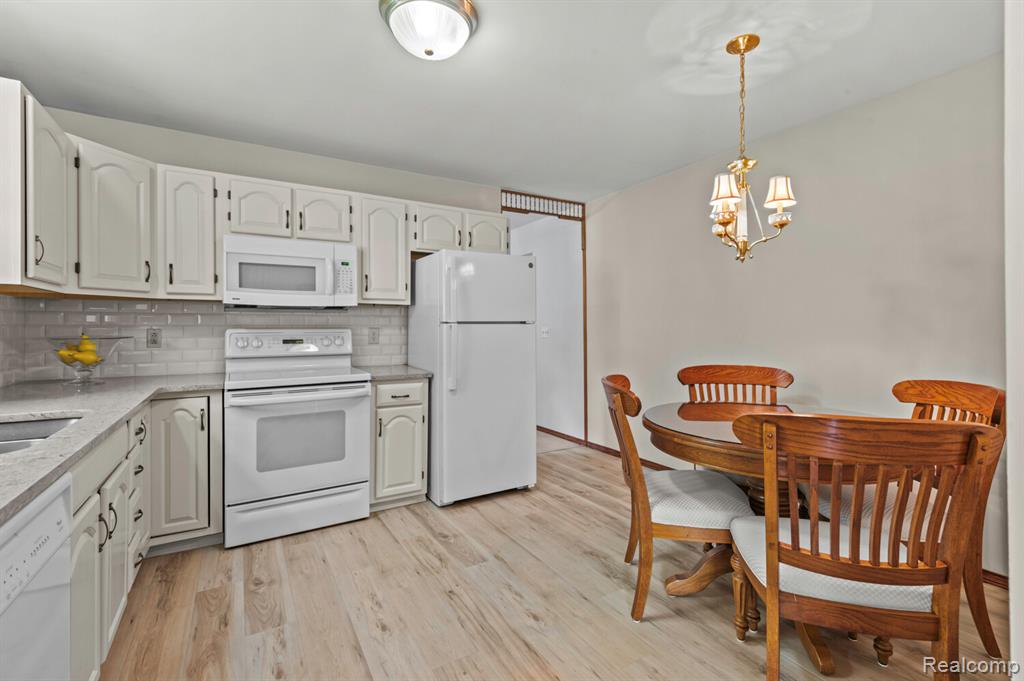 9076 Wildwood Lake Dr, Whitmore Lake, MI 48189 — Photo 7