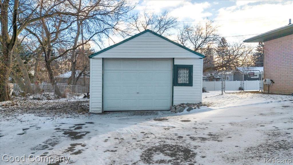 745 HOGARTH Avenue, Waterford, MI 48328 — Photo 33