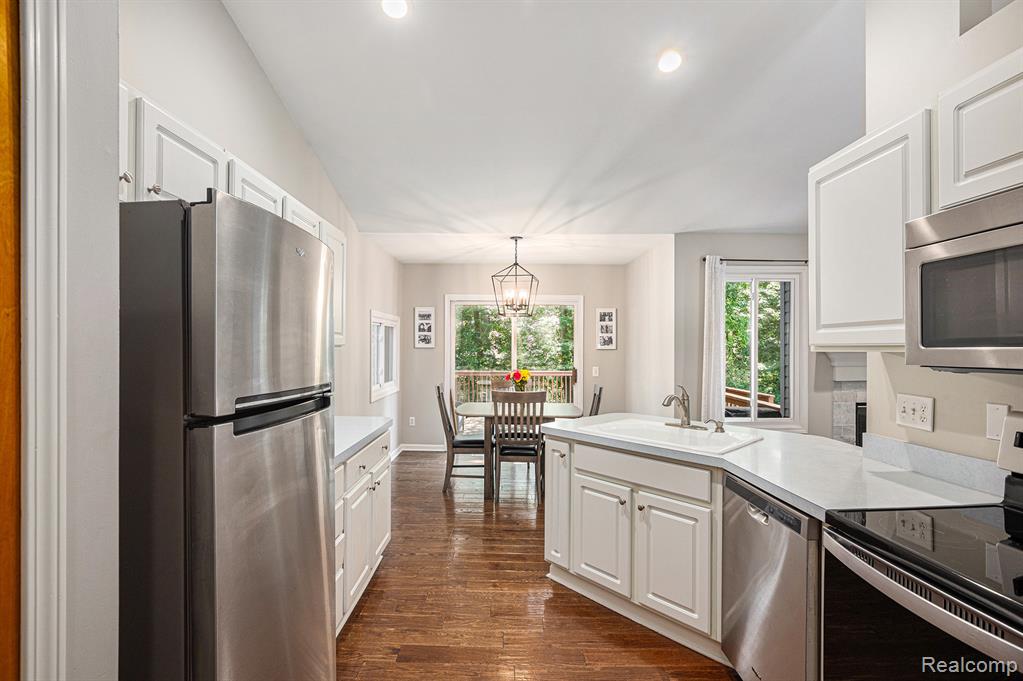 7907 Hoffman Drive, Waterford, MI 48327 — Photo 8