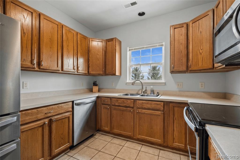 17200 Addington Drive, Commerce Twp, MI 48390 — Photo 8